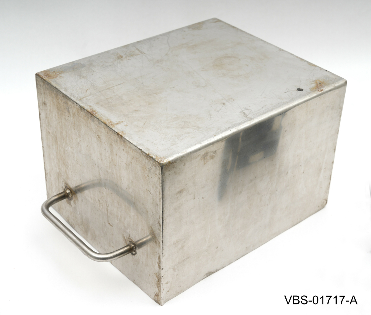 Aluminiums eske med, uten lokk, og to håndtak. Den inneholder et metallstativ med flere reagensrørholder eller glassrør.
Aluminiums eske (A), stål stativ (B) og glassrør (C) på bilder.

Glassrør settet består av: 
2 hvite glass prøverør (13x2cm diameter). Brukte.
3 grønne glassrør (20x1,5 cm diameter). Brukte.
5 hvite glassrør (28x1,5 cm diameter). Brukte.
3 hvite glassrør (50x1,5 cm diameter). Brukte.
4 nye hvite glassrør (28x1,5 cm diameter). Brukte.