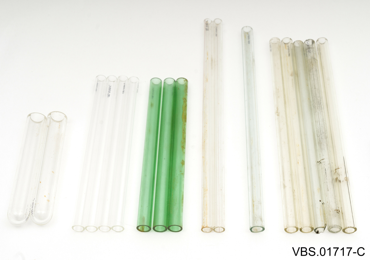 Aluminiums eske med, uten lokk, og to håndtak. Den inneholder et metallstativ med flere reagensrørholder eller glassrør.
Aluminiums eske (A), stål stativ (B) og glassrør (C) på bilder.

Glassrør settet består av: 
2 hvite glass prøverør (13x2cm diameter). Brukte.
3 grønne glassrør (20x1,5 cm diameter). Brukte.
5 hvite glassrør (28x1,5 cm diameter). Brukte.
3 hvite glassrør (50x1,5 cm diameter). Brukte.
4 nye hvite glassrør (28x1,5 cm diameter). Brukte.