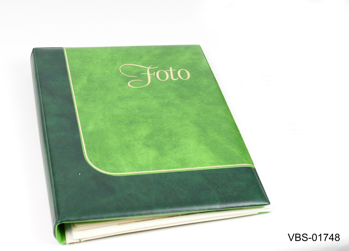 Grønt fotoalbum med 11 sider og bilder. På omslaget er tittelen "FOTO" trykt med gullbokstaver.
Minner, bilder motiver fra Vikedal norges bondekvinnelagnorsk: Feiringer, fritid, reisetur.
Albumet inneholder bilder i sort / hvitt og farger og avisutklipp med bilder. På margene er det limt papirnotater med håndskrifter som refererer til bildene.