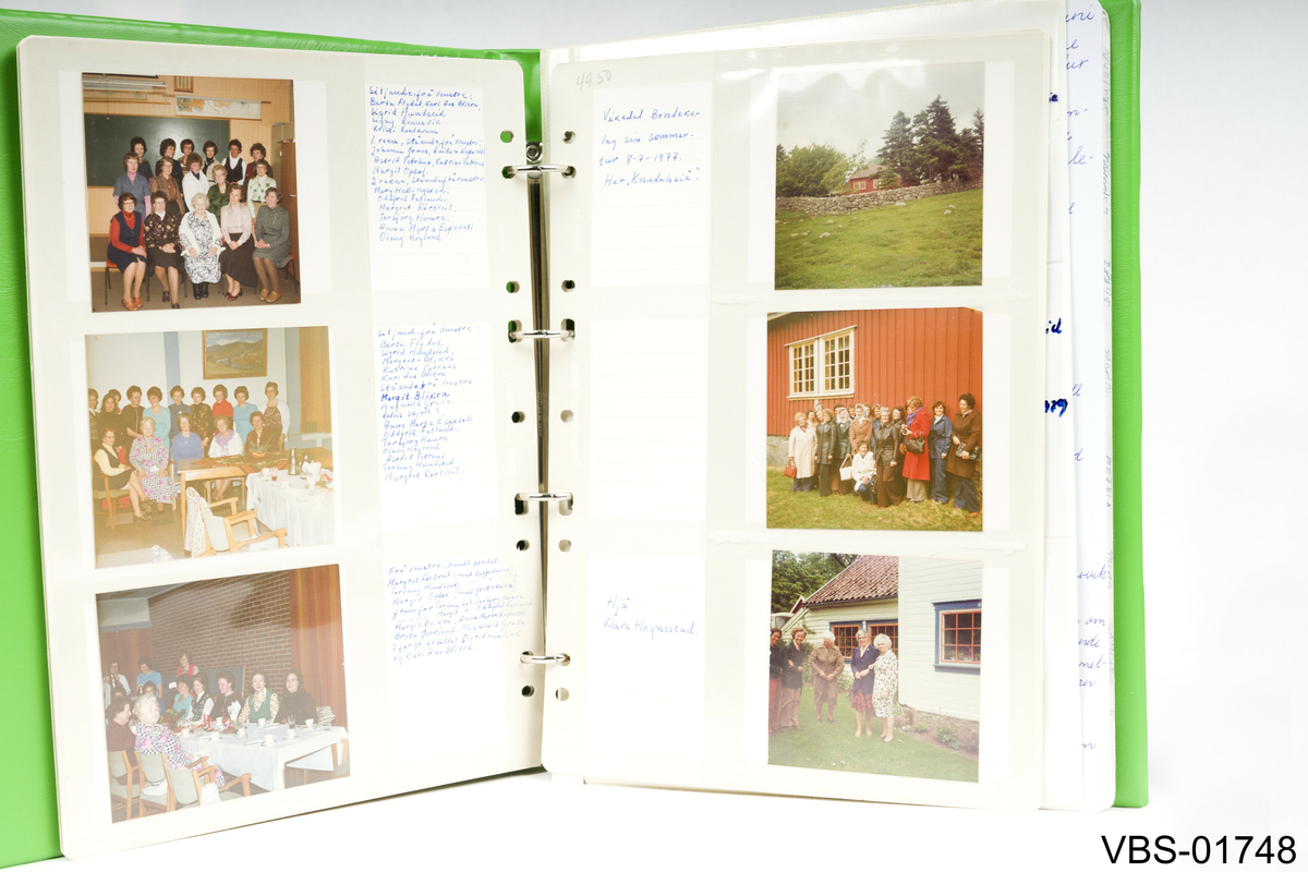 Grønt fotoalbum med 11 sider og bilder. På omslaget er tittelen "FOTO" trykt med gullbokstaver.
Minner, bilder motiver fra Vikedal norges bondekvinnelagnorsk: Feiringer, fritid, reisetur.
Albumet inneholder bilder i sort / hvitt og farger og avisutklipp med bilder. På margene er det limt papirnotater med håndskrifter som refererer til bildene.