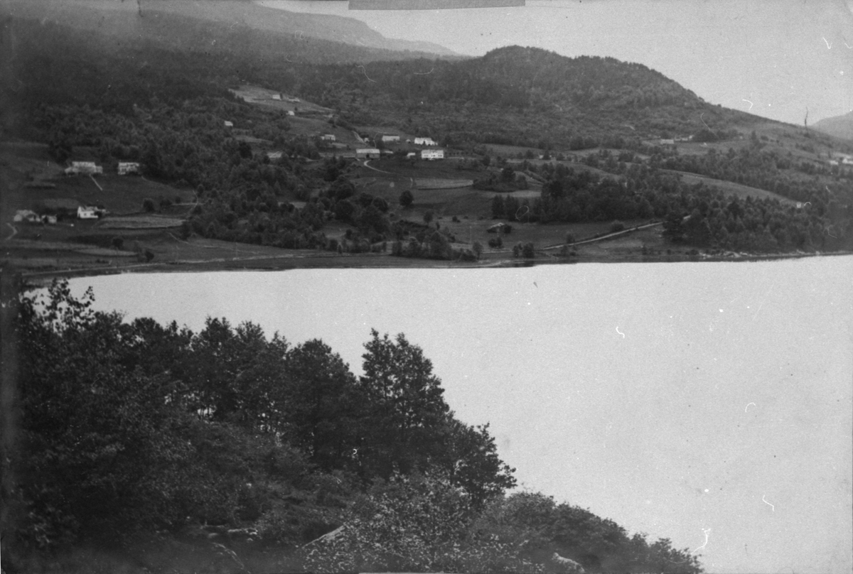 Osvåg i Etne før den nye vegen vart bygd, ca. 1930.