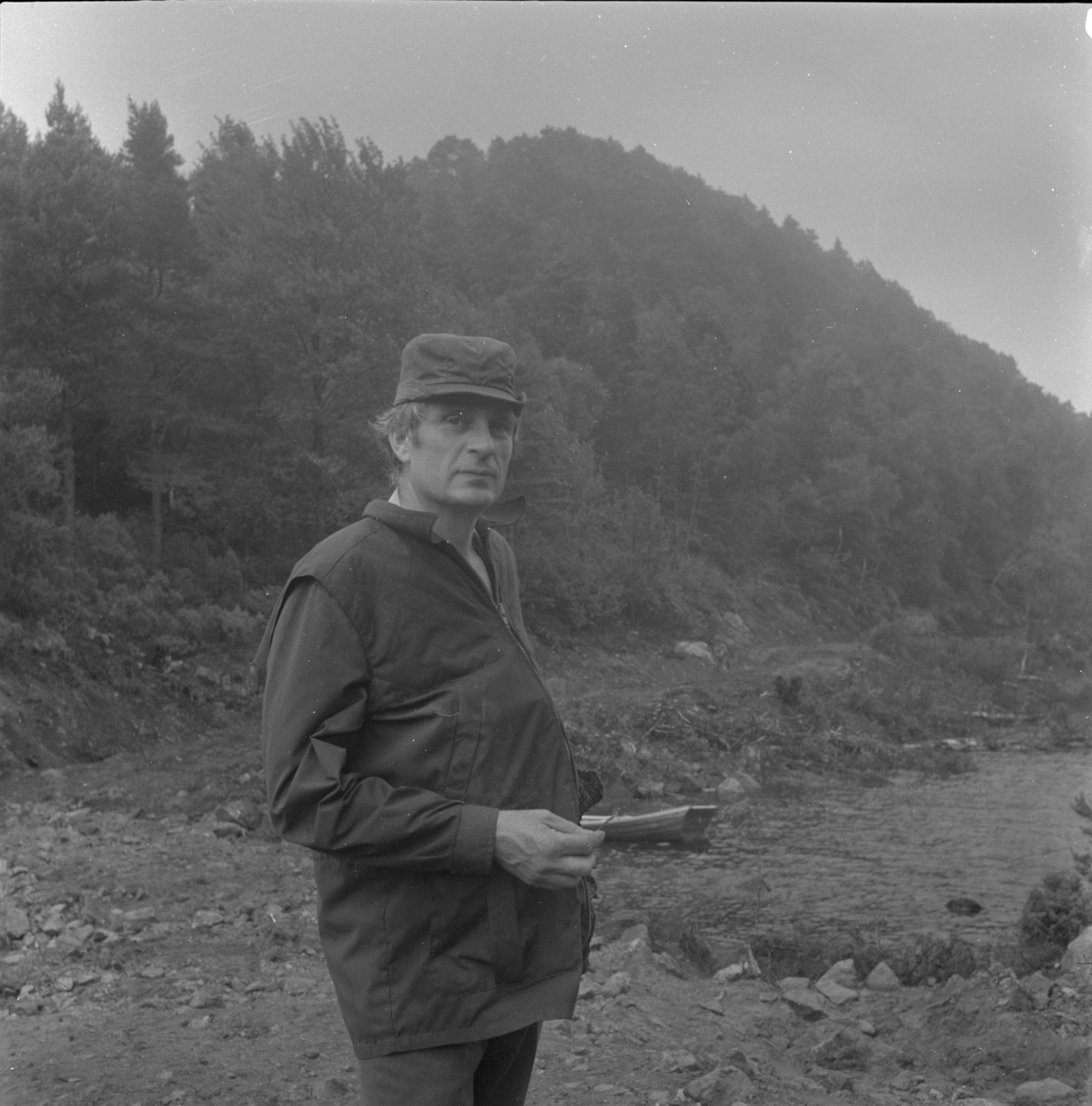 Traktorvegen langs Langåsdalsvatnet aust for Bjordal, 1980. I forgrunnen er Dominicus Bjordal.