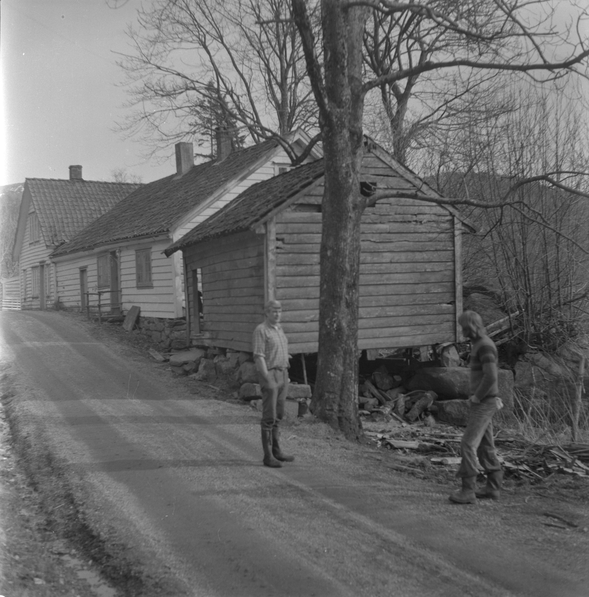 Gamletunet i Bjordal i Vikebygd, 1977. I forgrunnen, frå venstre: Dominicus Bjordal og Andor Bjordal.