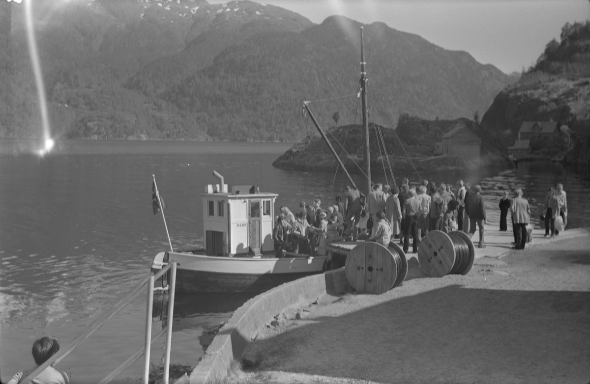 Skyssbåt frå kaien på Markhus til Bakkahamaren i Etne, 8. mai 1975. Biletet er teke i samband med tilreise til Eikemostemna, Kristi himmelfartsdag.