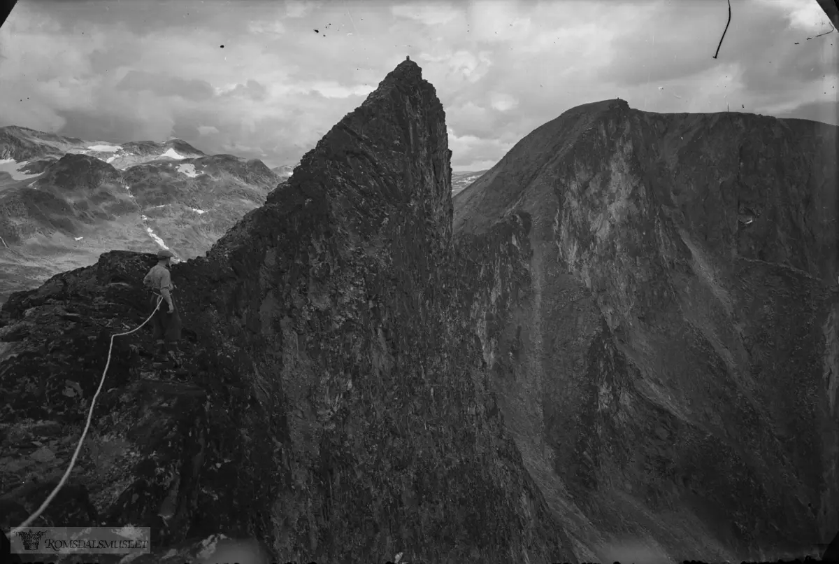 Ågottinden ved Eikesdalsvantet, Eikesdalen. .T.h. Bjørktinden.