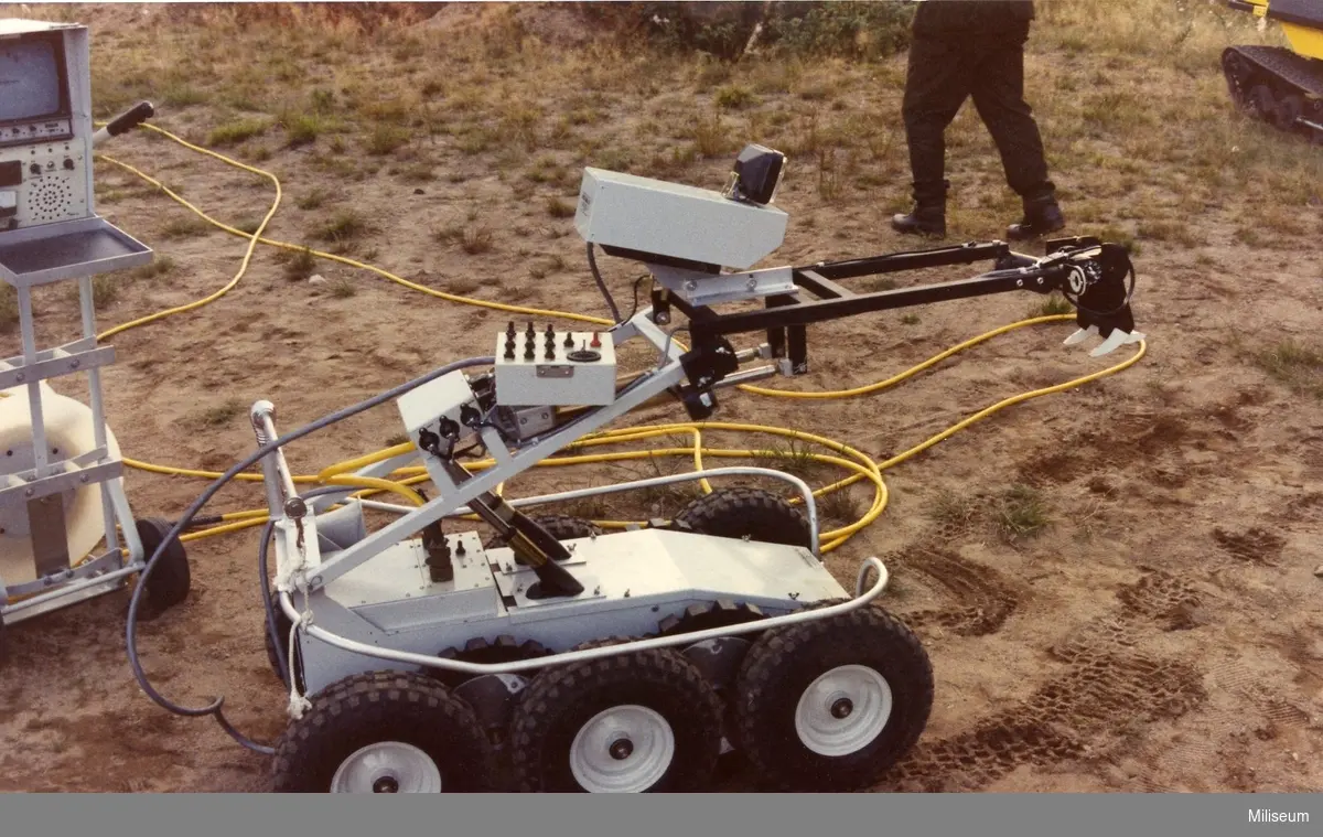 Ej fastställd svensk militär mtrl, prototypmodell bombrobot.