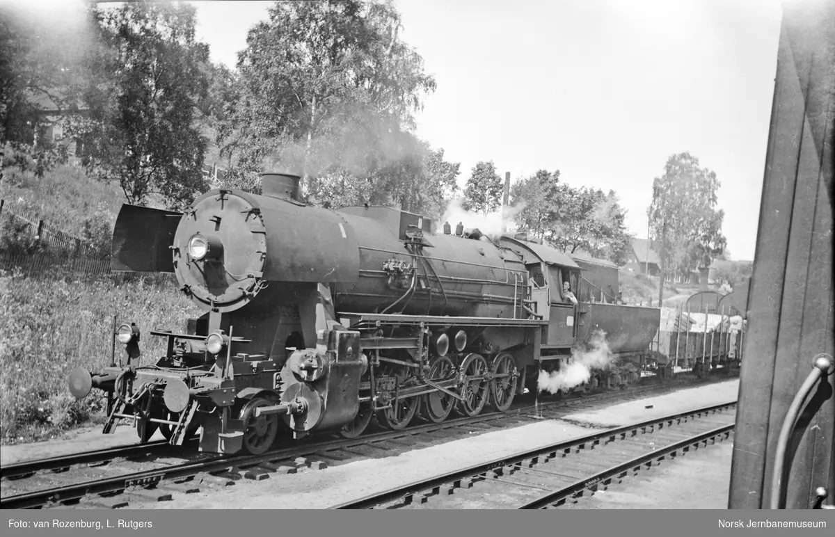 Damplokomotiv type 63a nr. 5371 med godstog på Eidsvoll stasjon