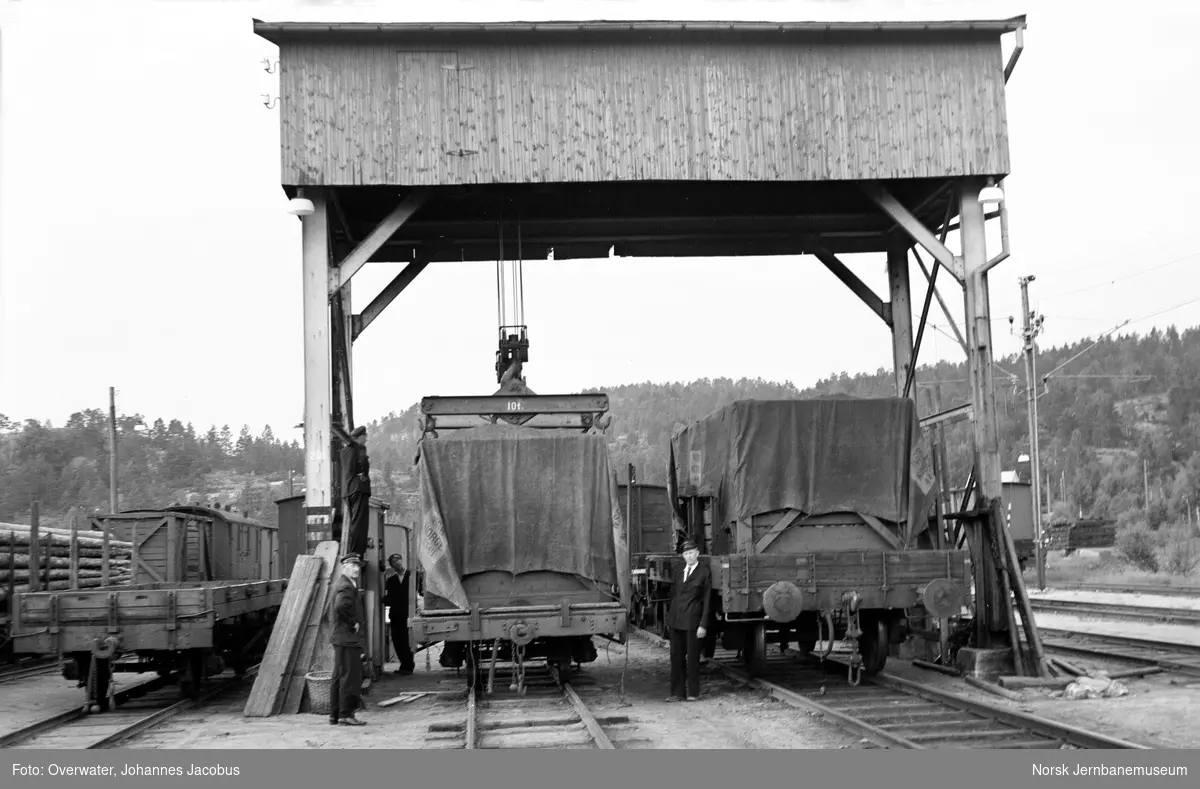 Setesdalsbanens omlastingskran på Grovane stasjon. Til venstre godsvogn litra T nr. 112, til høyre litra N nr. 3834