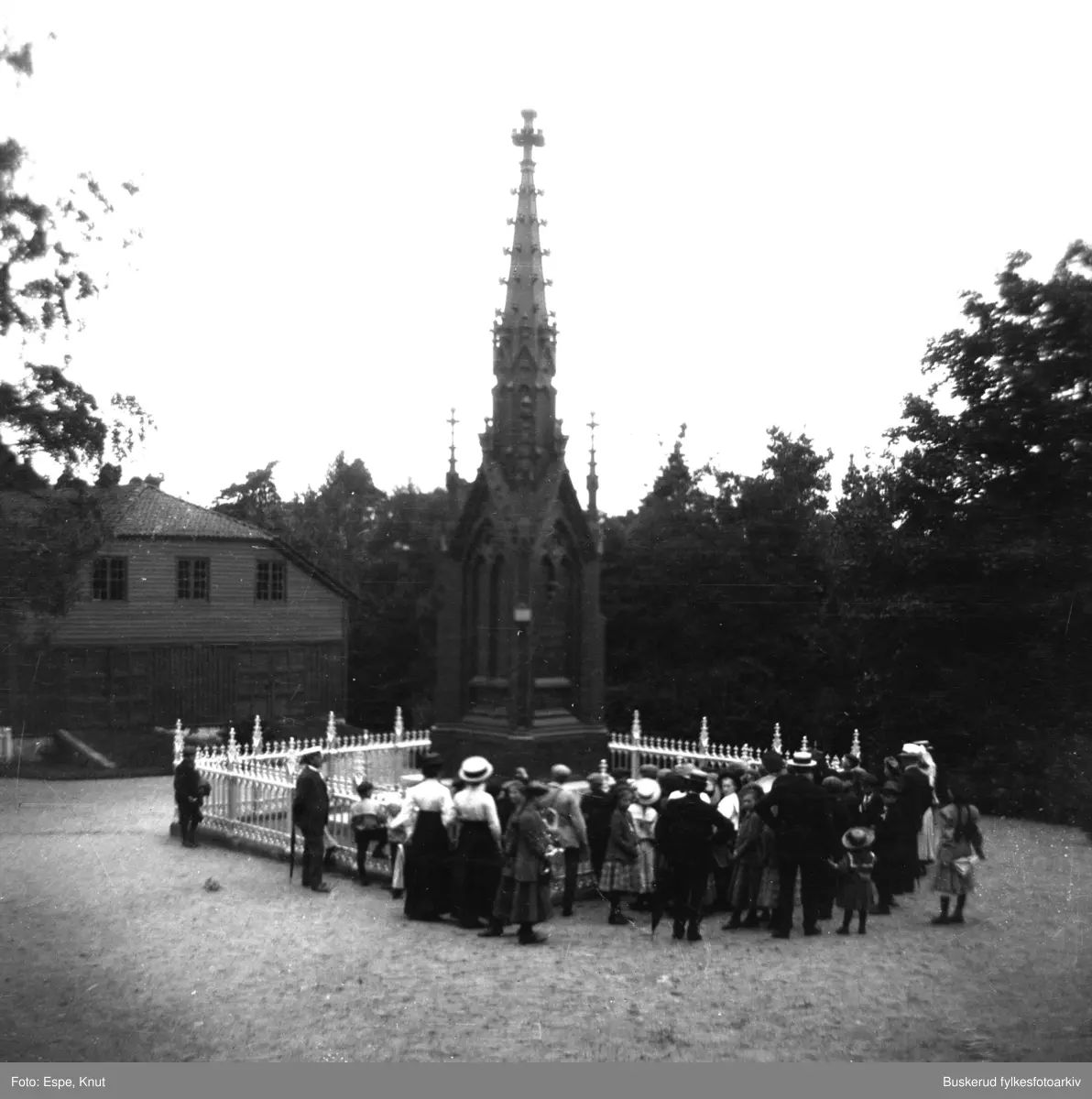 Fredriksten festning i Halden. Elever fra Hønefoss middelskole er på skoletur i 1910. Carl XII  momument 