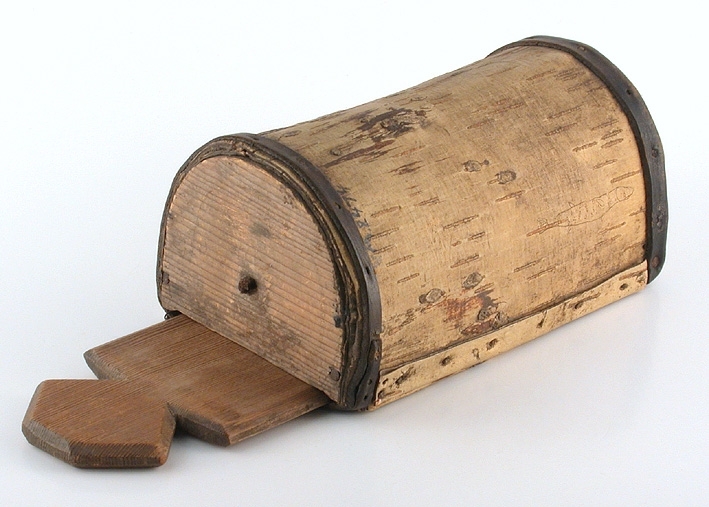 Med läderstopp och läderbeslag.