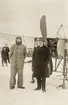 Enoch Thulin t.v., med en annan man vid flyguppvisning i Växjö, 1914. I bakgrunden syns några nyfikna.