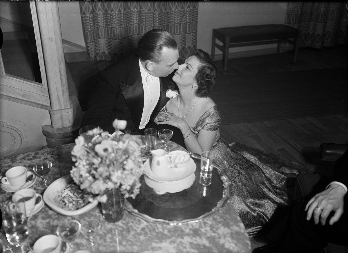 Bengt Ahlgren med kvinna, fest på Värmlands nation, Uppsala 1949