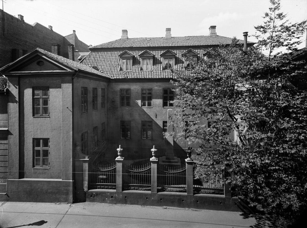 Bygning på hjørnet Dronningens gate og Tollbugata i Oslo.