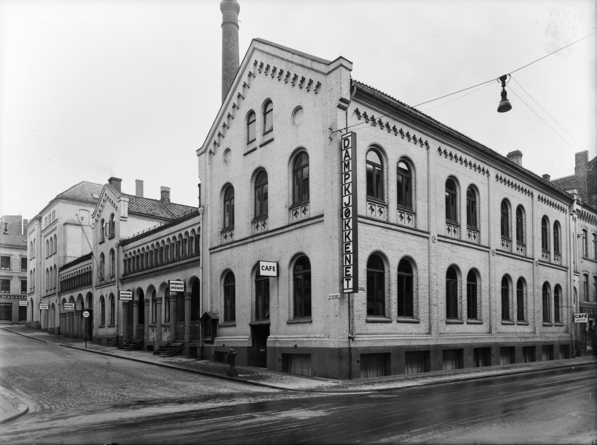 Christiania Dampkjøkken, tidligere matvarebedrift grunnlagt som aksjeselskap i 1857 med overrettsprokurator Lars Rasch, politimester Chr. F. J. von Munthe af Morgenstierne og kjøpmennene Thor Olsen, O. M. Hauge og Stener Rosenberg som direksjon. Christiania Dampkjøkken hadde sitt forbilde i det Egerstorffske dampkjøkken i Hamburg. Av kjøpmann J. L. Tiedemann kjøpte selskapet en tomt mot Skråningen mellom Møllergata og Torggata (Torggata 8); den var tidligere bortleid til gartnerenken madame Olsen, som brukte den til hage. Arkitekt Georg A. Bull laget tegningene til bygningen.

Dagen før åpningen 20. desember 1858 hadde direksjonen innbudt til et prøvemåltid for aksjeeierne og en del andre, i alt ca. 200 personer. Res. kap. Wexels holdt bordbønn. «På et signal», heter det i Morgenbladet, «åpnedes nå lukene til kjøkkenet fra hvilke gjestene selv, etter at statsråd Herman Vogt på anmodning først var gått frem, tok sine matporsjoner som bestod av en bolle med grønnsaksuppe hvori et stykke kjøtt og flesk av utmerket tillagning».

«Dampen», som institusjonen snart kom til å hete, ble et sterkt besøkt spisested for alle som ønsket – eller måtte – spise ekstra rimelig. Den billigste maten i spisesalen kostet 33 øre, til avhenting 28 øre; den beste henholdsvis 47 og 42 øre. I sin trengselsperiode i 1860-årene var Henrik Ibsen en hyppig gjest. Aasmund Olavson Vinje, Christian Skredsvig, Olaus Fjørtoft, Arne Garborg, Hans Jæger, Knut Hamsun og mange andre senere berømtheter, spiste ofte sin middag der. Garborg forteller et sted at Dampkjøkkenet var et av høydepunktene i bondestudentenes tilværelse.

Også fyrstelige personer besøkte stedet, vel ikke for å spise billig, men for å få et personlig inntrykk av den navngjetne sosiale institusjon. Under det tyske keiserbesøk i 1890 kom keiser Wilhelm 2 og kong Oscar 2 med følge en dag inn i spisesalen, hentet sin mat i luken, satte seg ved noen ledige bord og spiste suppe med ferskt kjøtt. I Dampens gjestebok står innskrevet mange kjente navn.

Dampens gamle bygning mot Skråningen og Torggata er forlengst revet, delen mot Møllergata forsvant i 1979. På hjørnet mot Torggata reiste Dampkjøkkenets nye bygning seg i 1939 med 7 etasjer (ark.: Morgenstierne og Eide). Fra å være en institusjon for servering av billige middagsretter i en stor spisesal, utviklet Dampkjøkkenet seg til en matvarebedrift med produksjon, catering og serveringsvirksomhet.

I 1971 ble bedriften sammensluttet med Oslo Folkerestauranter. Hovedvirksomheten foregikk i Østensjøveien 34; dessuten hadde firmaet serveringssteder på Bjerkebanen og Økern Torghall. Senere foregikk den viktigste delen av virksomheten ved oljeinstallasjonene i Nordsjøen. Bedriften ble i 1988 overtatt av SAS Service Partner og hadde da 150 ansatte. (Oslo byleksikon)