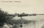 Vy över Rottnen, Hovmantorp, ca 1905. Två båtar fullastade med människor angör en 