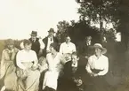 Stora Lindö, ca 1920. Familjen Ingemansson med okänd läkarfamilj.