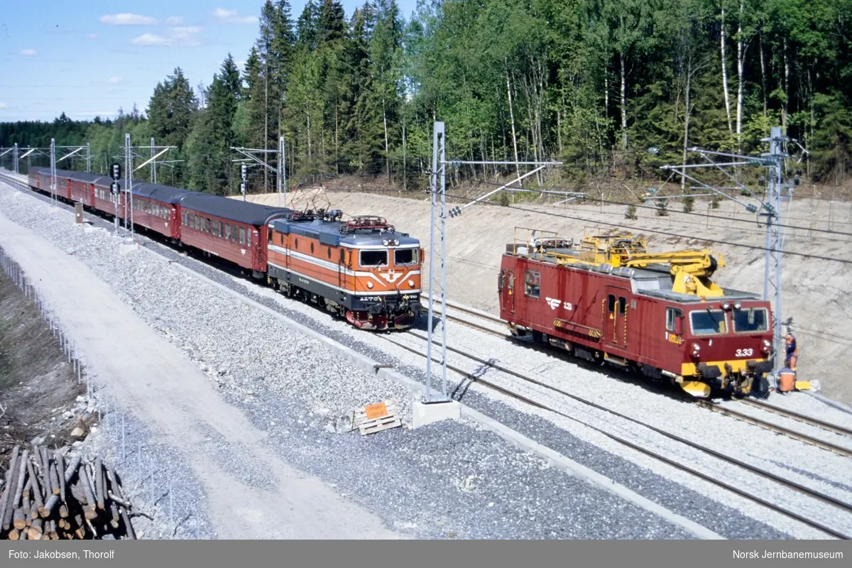 Svensk elektrisk lokomotiv Rc6 1287 med persontog fra Oslo S til Halden, tog 147, ved ca. km 30 mellom Ski og Ås stasjoner på Østfoldbanen