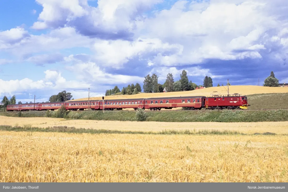 Elektrisk lokomotiv El 13 2130 med persontog fra Oslo S til Halden, tog 151, ved ca. km 29, mellom Holstad og Ås stasjoner på Østfoldbanen