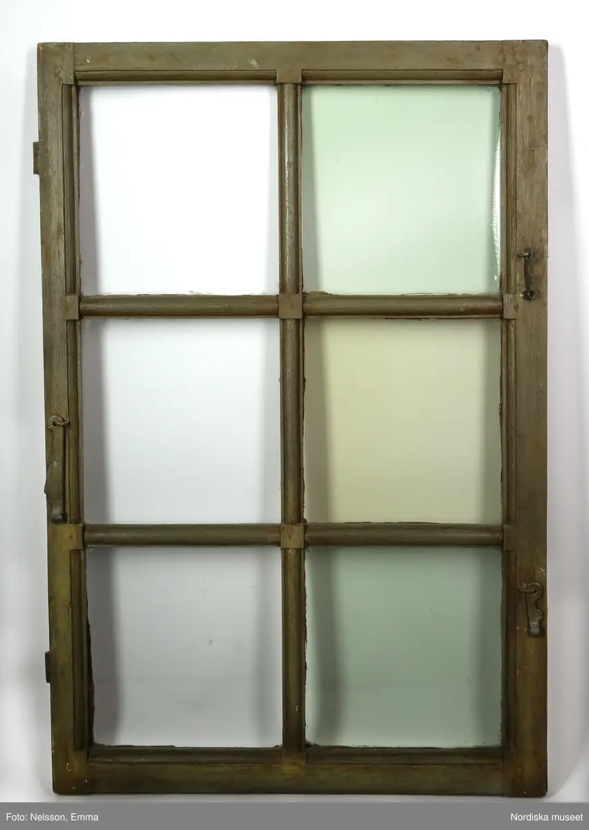 Fönster med karm, fyra fönsterbågar med vardera sex glasrutor, omkring 1740. Utvändigt målat brunt, invändigt grågrön oljefärg. 

Utåtgående fönsterbåge. Träspröjsar med en på insidan rundad vulst som möts i kvadratiskt spröjskryss. Bågens yttersida förstärkt med hörnjärn av 1700-talstyp. Fönsterkarm av furu med symmetrisk korspost. Fönsterbleck av målad plåt, fäst i karmens nederkant. Med fönsterbräda. Beslag för hängning av fönsterluckor. Gångjärn, uppställnings- och stängningsbeslag.  

Anm: Partiellt färgbortfall och skador. Ett av tre fönster, placerat på rummets långsida, mot gatan.
/Anna Arfvidsson Womack 2021-07-14