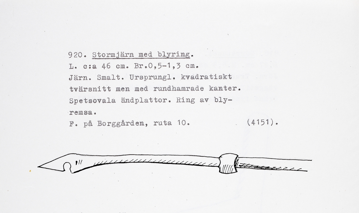 Smalt stormjärn med en ring av blyremsa som fortfarande är lös. Ursprungligen har stormjärnet haft ett kvadratiskt tvärsnitt, men med rundhamrade kanter. Har även spetsovala ändplattor.