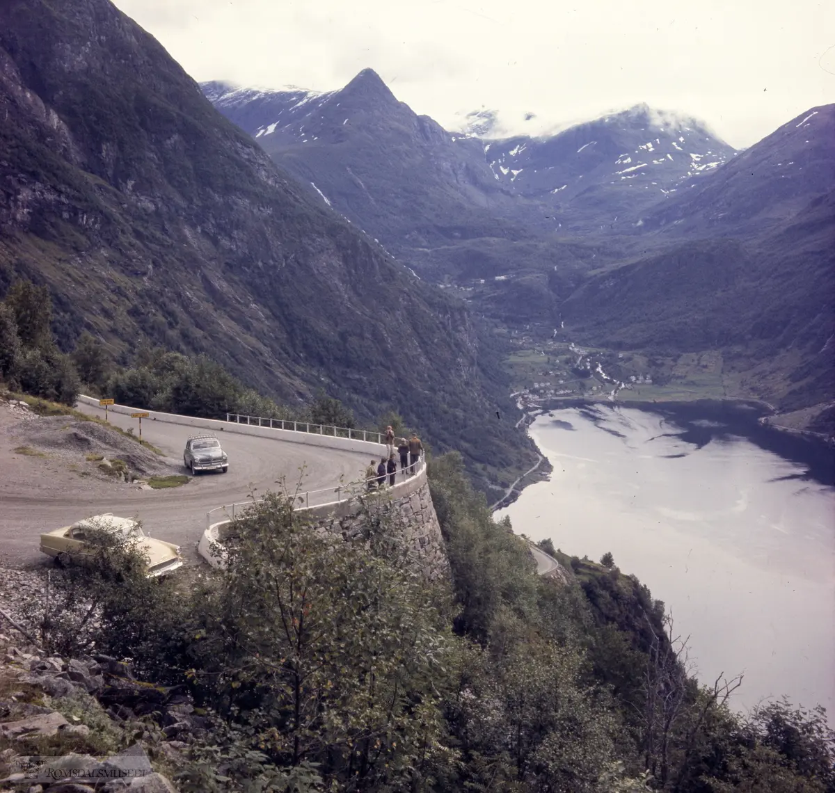 Ørnesvingen i Geiranger...Opel Rekord årsmodell 1958-60.