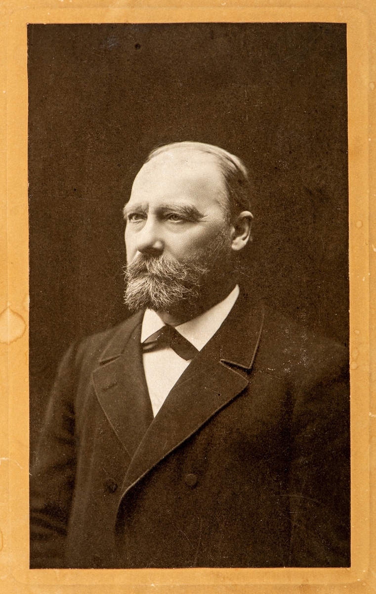 Portrett av Skreddermester - gårdeier - grosserer Johan Eriksen. (10.03.1840 – 01.05.1916), fotografert av datteren fotograf Ragnhilda Eriksen, kom fra Vang til Hamar og er registrert som skreddermester i Hamar i 30.04.1867, Handelsborger i Hamar 22.09.1870. Fikk 9 barn.