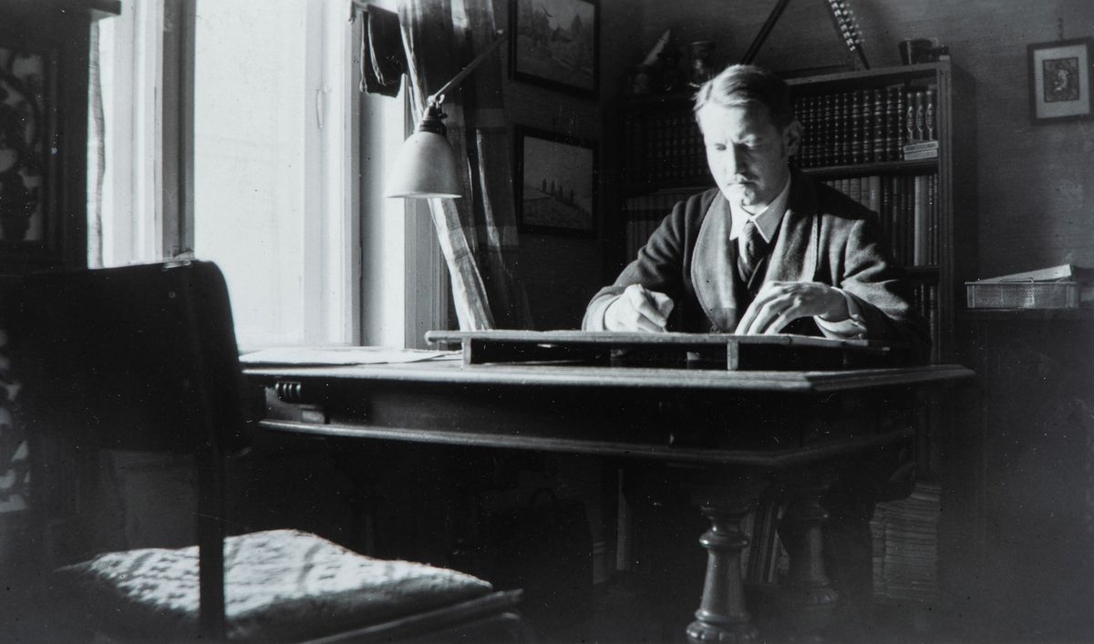 Arkitekt Leif Løberg sittende ved skrivebordet.