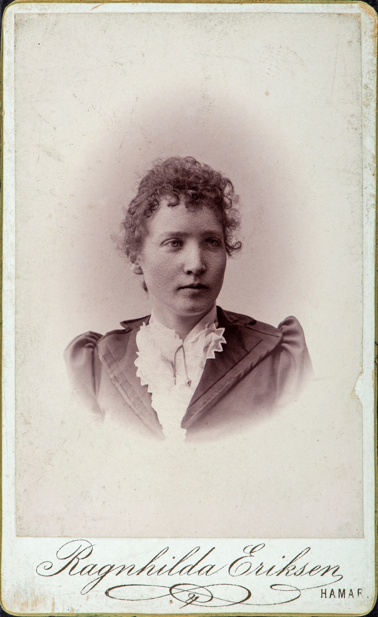 Marie Sannerud, født Eriksen, hun var søster av fotograf Ragnhilda Eriksen. Marie hadde broderiforretning i Strandgata. Hun var gift med handelsrisende Bertel Sannerud,