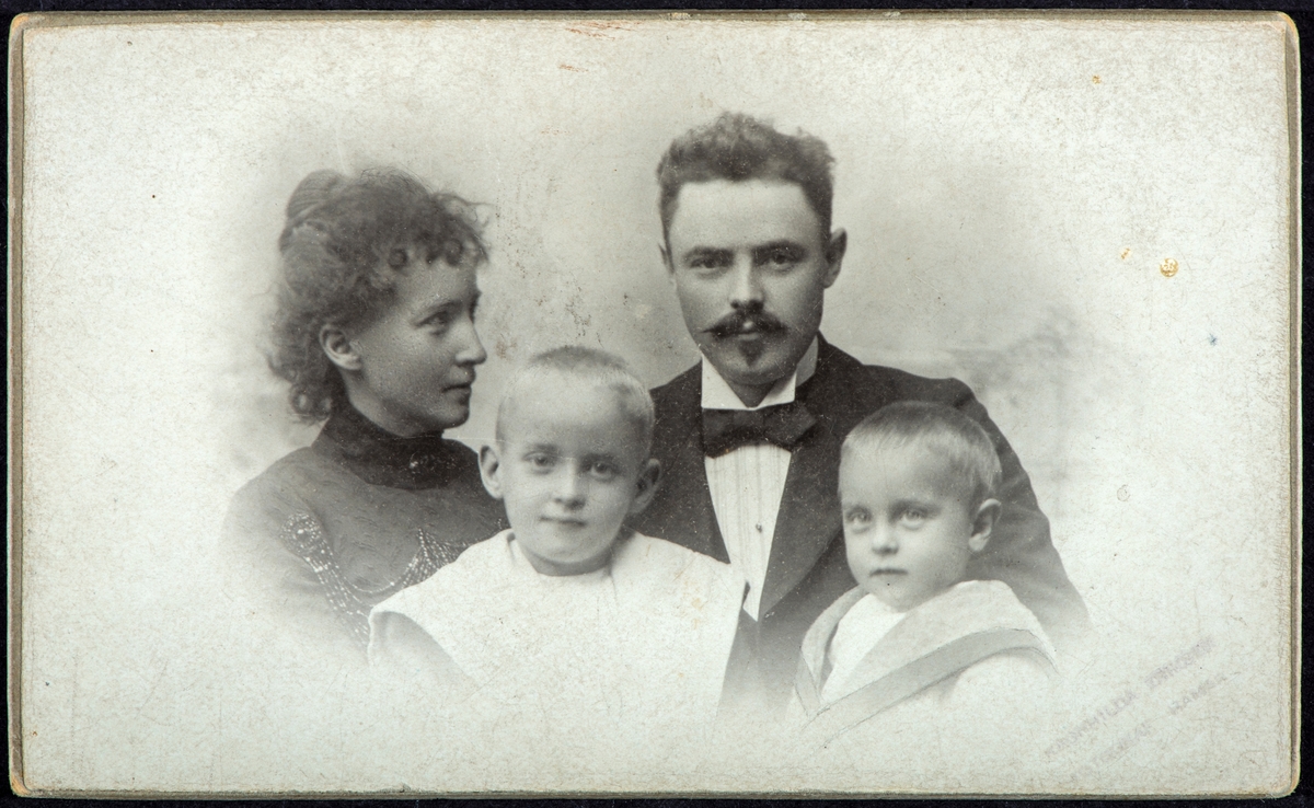 Familiegruppe 4. Marie Sannerud, født Eriksen og handelsreisende Bertel Sannerud med sønnene Erling (t v) og Reidar (føfdt 1898)
Marie var søster til fotografen Ragnhilda Eriksen,