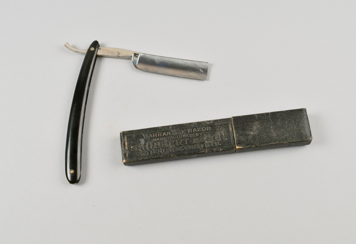 Sammenleggbar barberkniv i rektangulært, todelt etui.