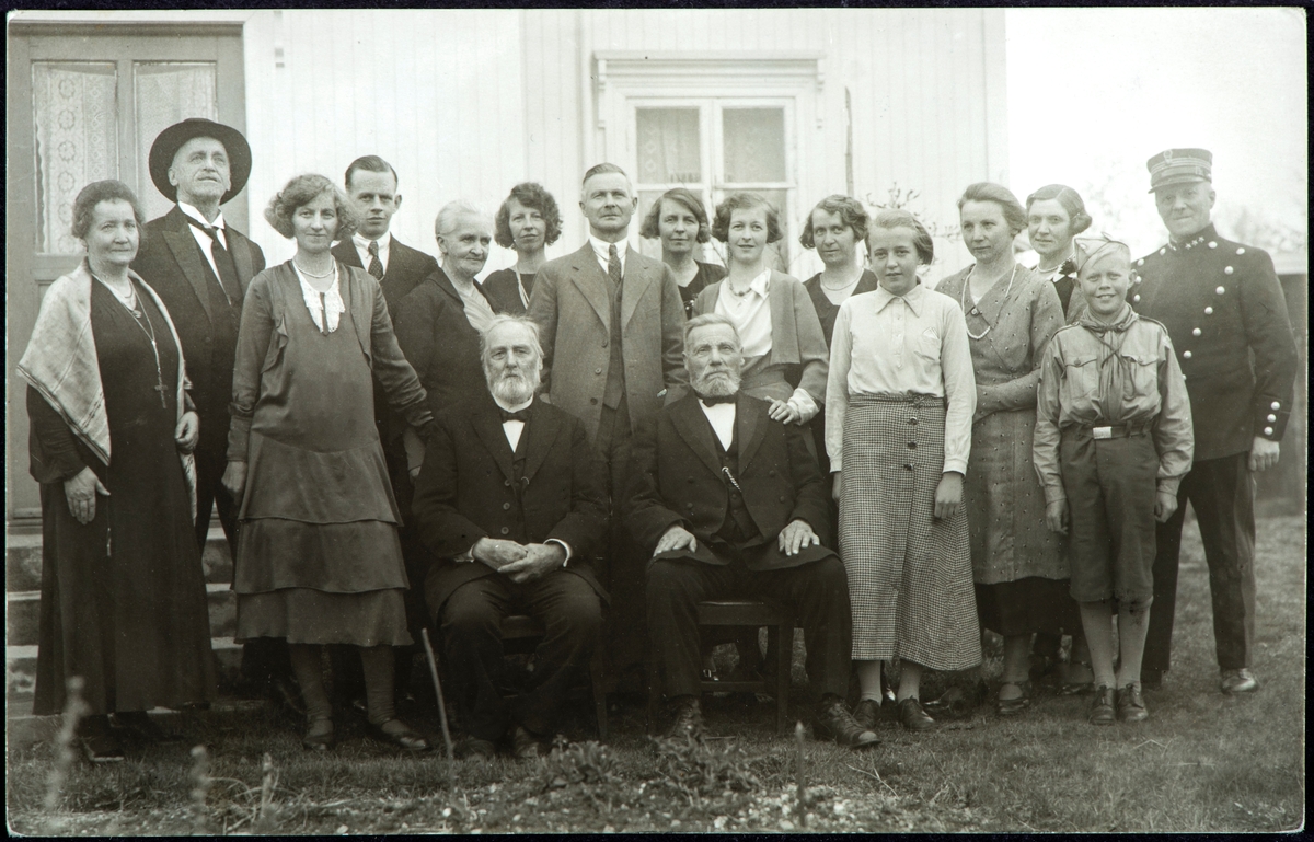 Gruppebilde 17 personer. Eriksen familien samlet ved Harald Eriksens 90 års dag 14/5-1934. Hamar.