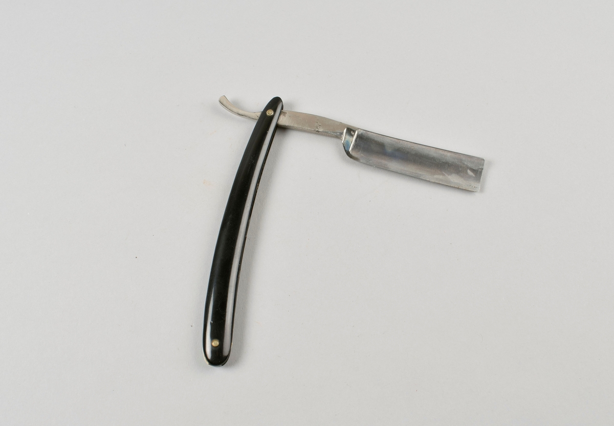 Sammenleggbar barberkniv i rektangulært, todelt etui.