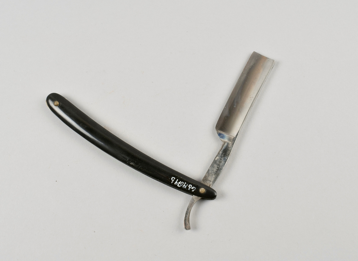 Sammenleggbar barberkniv i rektangulært, todelt etui.