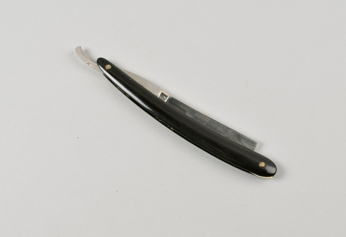 Sammenleggbar barberkniv i rektangulært, todelt etui.