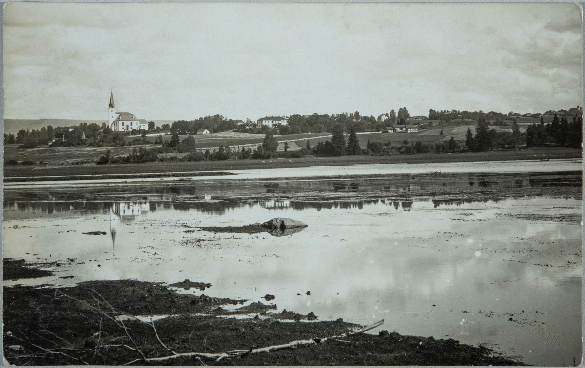 Postkort, Åkersvika mot Vang kirke og Vang prestegård. Stemplet 1916.