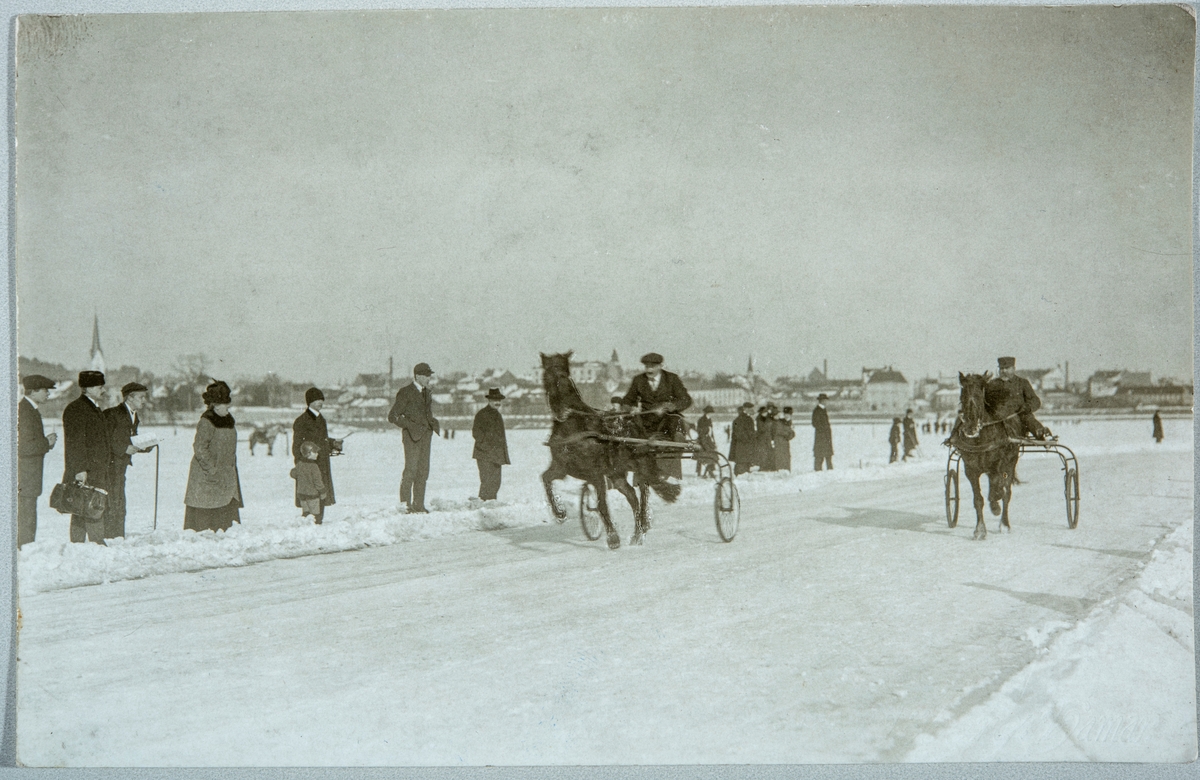 Travløp på Mjøsisen i bukta foran Hamar. Postkort stemplet 1930.