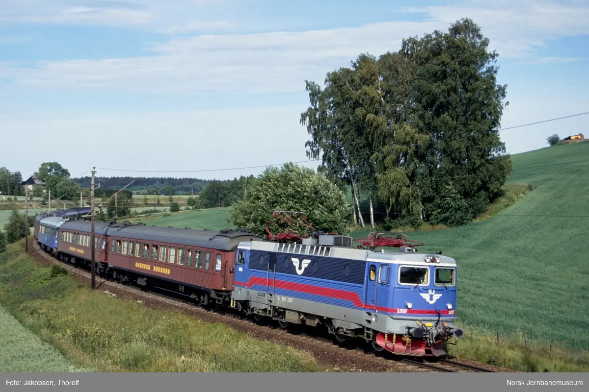 Svensk elektrisk lokomotiv Rc6 1357 med ekspresstog  391 "Alfred Nobel" til Hamburg ved ca. km 28,5 syd for Holstad stasjon på Østfoldbanen