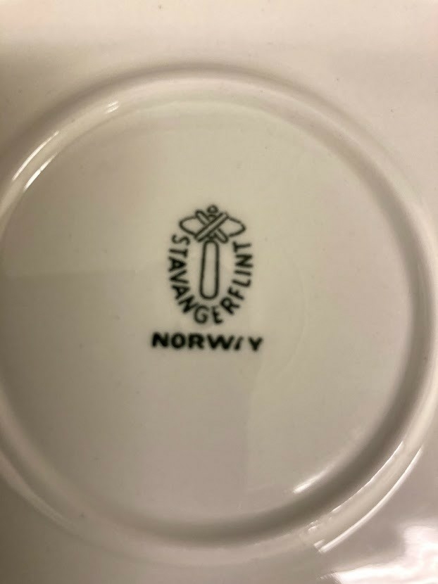 Avlang skål med håndtak, hull til oppheng. Ment for å henge på vegg. Dekorert på håndtak med helfigur av Tordenskiold. I skålens bunn dekorert med bilde av interiøret i "Tordnskiold-kro",