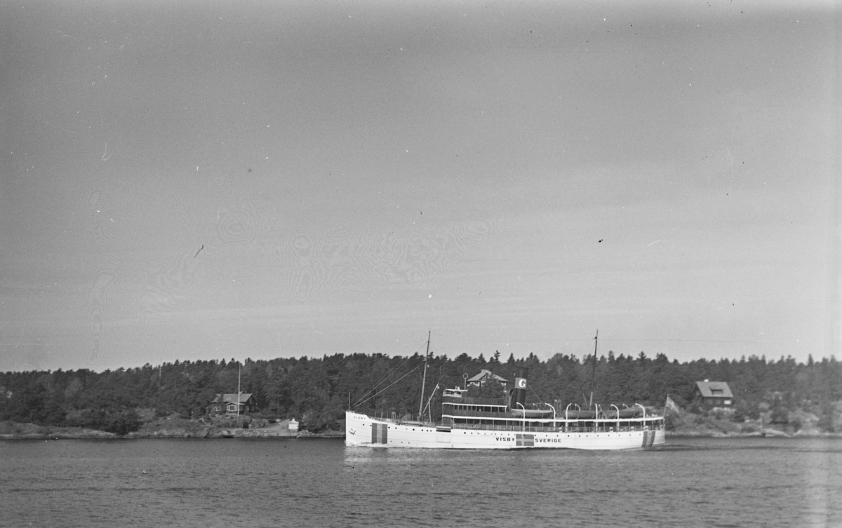 Den neutralitetsmålade gotlandsbåten S/S VISBY i Halvkaksundet.