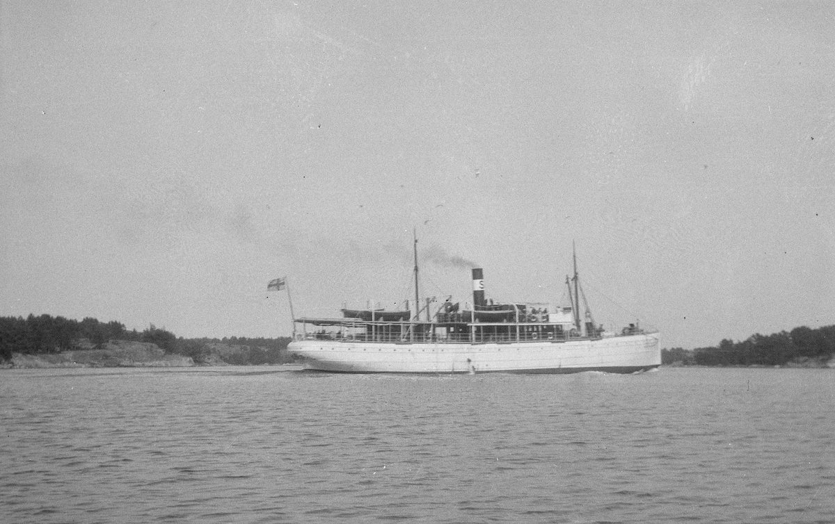 Sveabolagets kustångare S/S ÅNGERMANLAND i Stockholms skärgård.