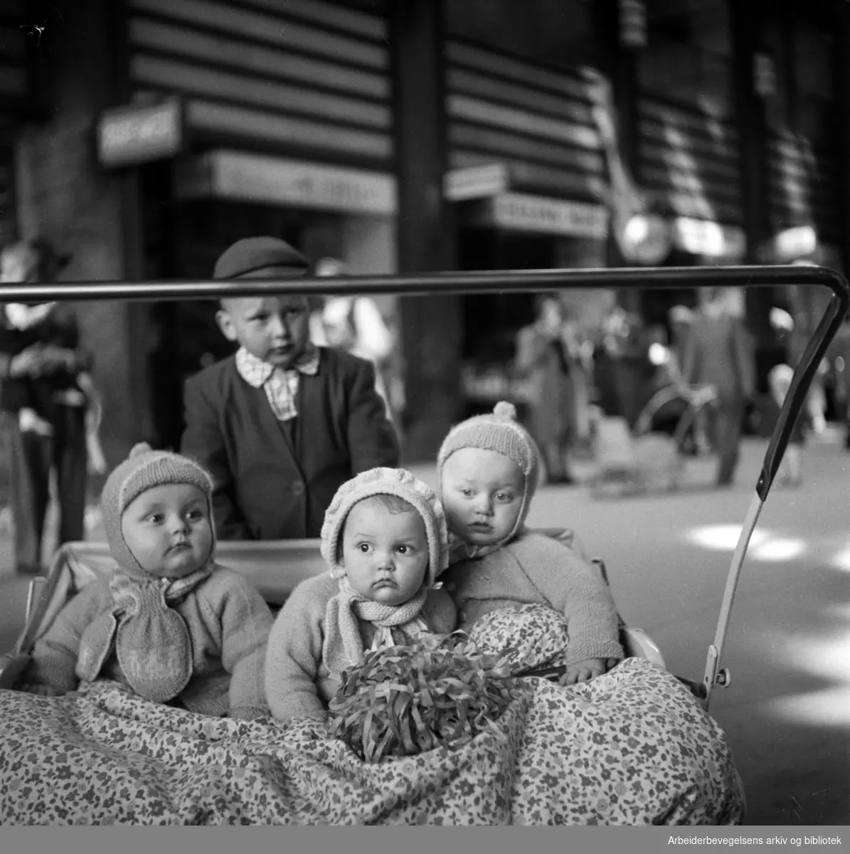 Folketeaterpassasjen. 17. mai 1951.