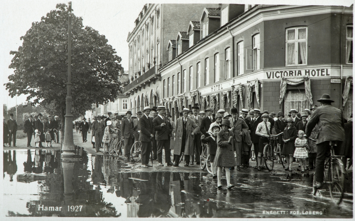 Hamar, Strandgata 21, Mjøsflommen 1927, flommen i 1927. folk foran Victoria hotel, 