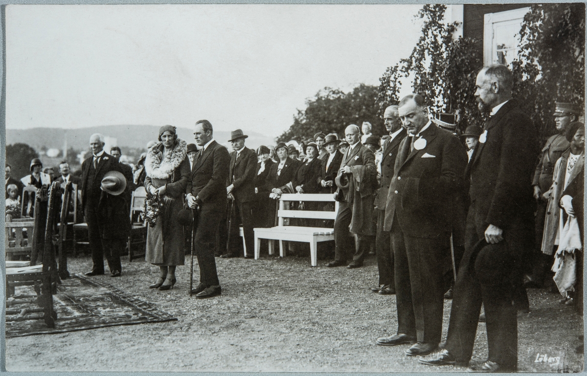Hamar, Domkirkeodden, kronprinsparet deltar på olsokstevnet 1932, mottagelse for kronprins Olav og kronprinsesse Märtha, stående fra høyre: Grill Fasting (med skjegg), Büring Dehli, adjutant Nikolai Ramm Østgaard, O. Østby Deglum (med kappe over armen), Oline Holtmoen, fru Østby Deglum, mann mad hatt i handa t.v. fylkesmann Knud Øye, den gamle kafeen på museet t.h.