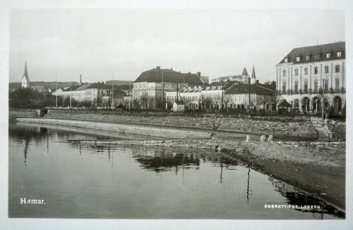 Bebyggelse i Strandgata, Hamar. Sett fra Mjøsa, jernbanebrygga. 