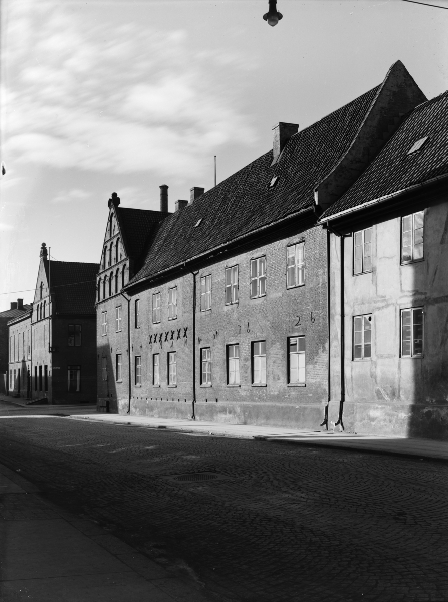 Nedre Slottsgate med det tidligere garnisonssykehuset og Christianias første rådhus.    