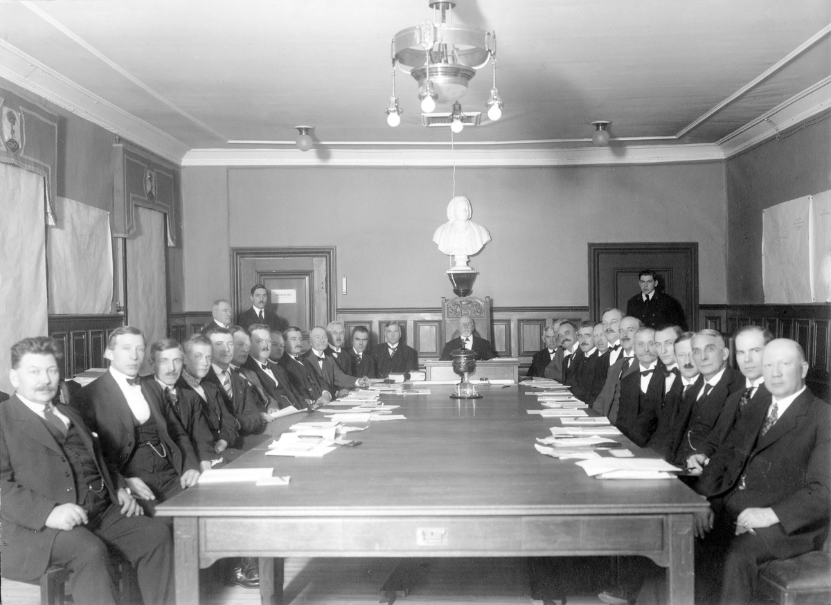 Gruppbild på 29 män och 1 kvinna i Alingsås Stadsfullmäktige 1925.
Sittande från vänster: L.M. Sandin - John Tell - J.V Friskopp - Lina Larsson - Gustaf Friberg - Erik Thorsell - Erik H. Nilsson - Erik Olsson - H.L Håkansson - Ernst Olsson - Fridolf Thorssin - Borgm. E. Zimdahl - Ordf. Carl Almgren - Magnus Täcklind - Gustaf Nystedt - Linus Wahlström - Carl Gustafsson - Z.L Barkstedt - Hj Lund - A.M. Johansson - Aug. Andersson - Patrik Svensson - Ernst A. Forssblom - John Matheus - Gunnar Berg - G.V Ringström
Stående: Alb. Michelsen - Bror Brandt - J.V. Larsson