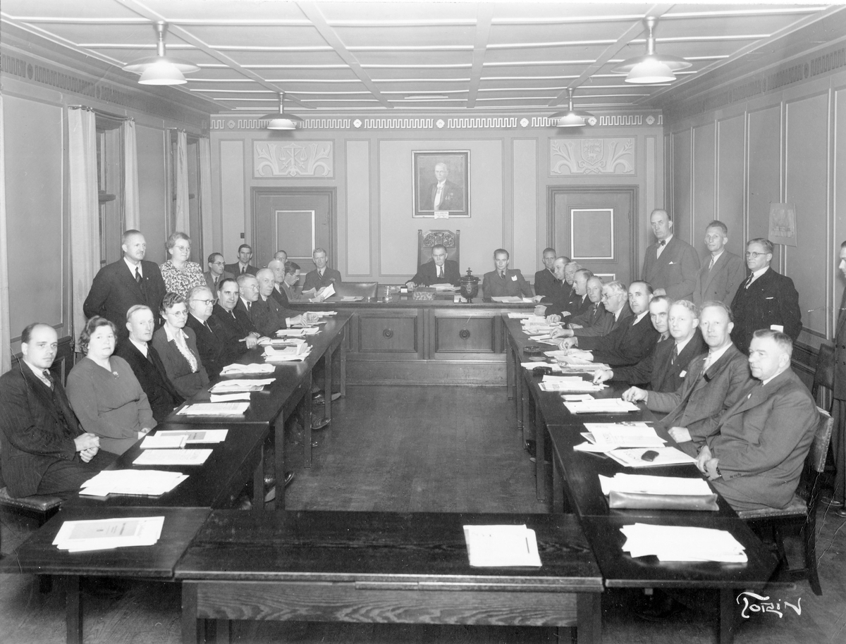 Gruppbild på Alingsås Stadsfullmäktige 1945. 
Sittande från vänster: Valter Persson - Linnea Fransson - Johan Jonasson - Pauline Frykman-Larsson - Per Årzén - Carl Lindahl - Oscar Jönsson - Adolf Olsson - A.M Johansson - Borgm. Bror Brandt - Ordf. H.M Enander - Sekr. Gunnar Carlbom - A-ås tidn. Sven Lantz - Patrik Svensson - H.L Håkansson - Ernst Forsbom - Carl Jonasson - Karl Frantzén - Sven Larsson - Helmer Larsson - Arne Josefson - John Petterson - E Lennartsson.
Stående från vänster: Erik Olsson - Ester Sandin.
Stående till höger: Anders Hedén - Gustav Johansson - Rosén - Stadsvaktm. Sven-Erik Mattsson.