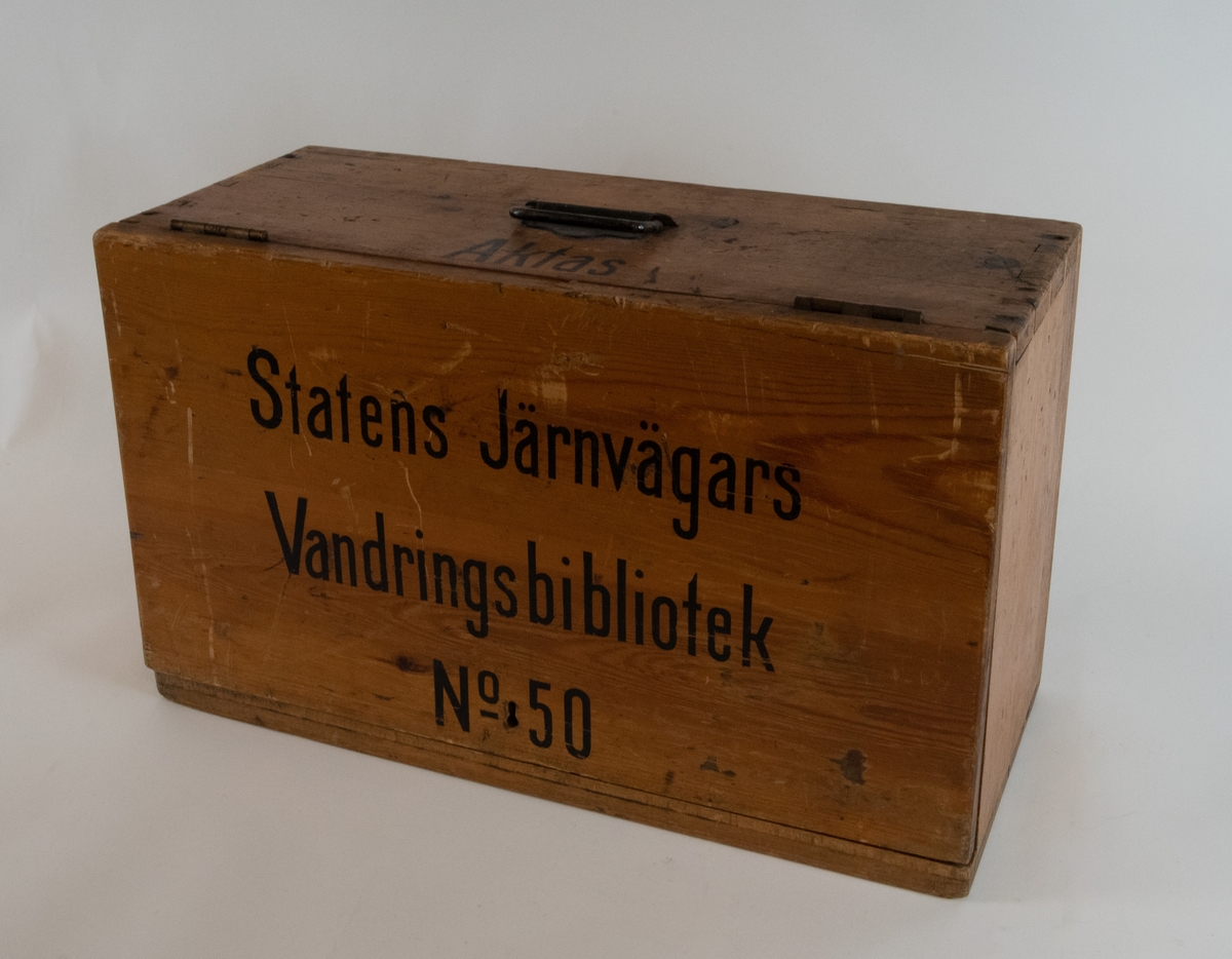 SJ vandringsbibliotek No 50, i trälåda med lock. I locket står ett utdrag ur stadgar och reglemente för SJ:s vandringsbibliotek. Med förteckning över innehållet. Lådan är låsbar och nyckel finns. På nyckelbrickan står det "VANDRINGSBIBLIOTEKET No 50".

Lådan innehåller följande boktitlar:
1, 86 Clark Street. 2, Briggen Molly. 3, Nyckeln till mitt lif. 4, Djungelboken. 5, Drottningen i Kungshälla. 6, Dramatiska arbeten del 9. 7, En Fransk ädling. 8, En historia från Ådalarne. 9, Israels historia. 10, Gustav III. 11, J L Runeberg. 12, Karl XII. 13, saknas. 14, Geografisk handatlas. 15, Vardagskemi. 16, Turistfören. årsskrift 1921. 17, Djurriket. 18, Måttlighet och absolutism. 19, Om brottsliga och försummade barn. 20,
Söder om landsvägen. 21, Nutidsfrågor. 22, Vestra Stambanan. 23, Ur de Djurfångande växternas lif. 24, Vår kropps egna skyddsmedel mot bakterier. 25, Den stora franska revolutionen. 26, Ferdinand Magellan och Den Första
Världsomseglingen. 27, Om Kalevala. 28, Den Gudomliga tidsåldersplanen