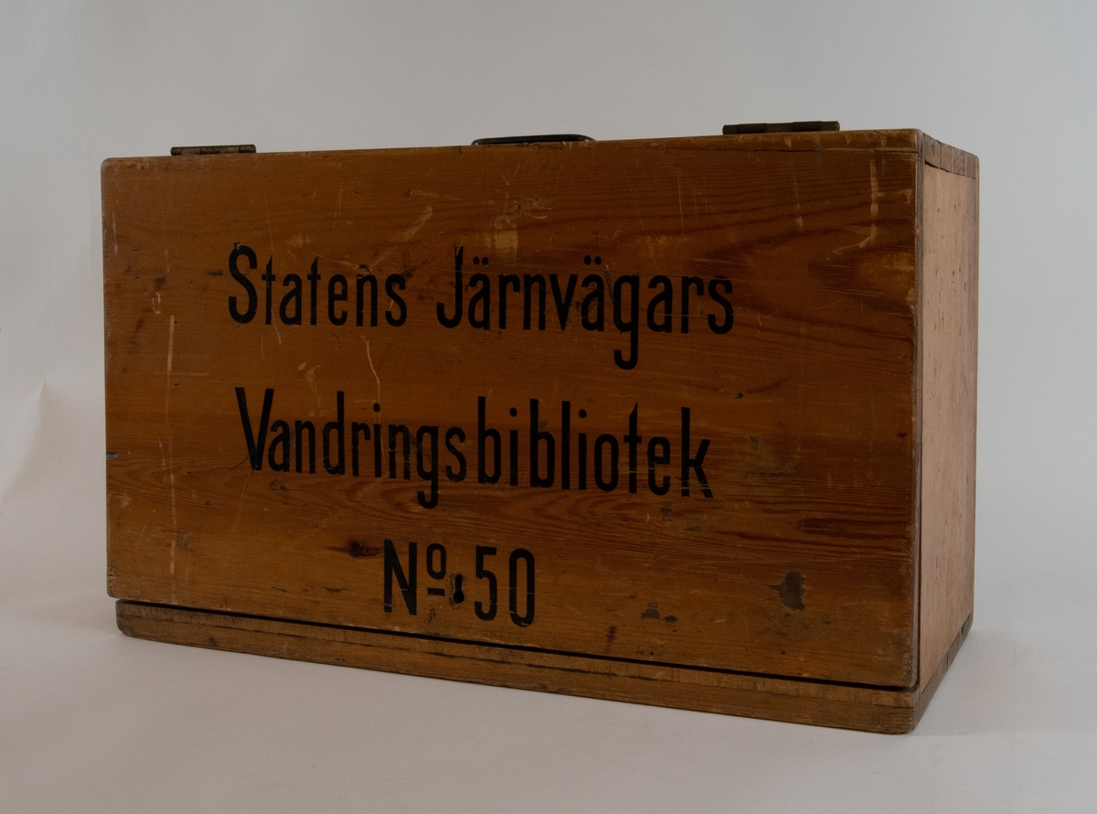 SJ vandringsbibliotek No 50, i trälåda med lock. I locket står ett utdrag ur stadgar och reglemente för SJ:s vandringsbibliotek. Med förteckning över innehållet. Lådan är låsbar och nyckel finns. På nyckelbrickan står det "VANDRINGSBIBLIOTEKET No 50".

Lådan innehåller följande boktitlar:
1, 86 Clark Street. 2, Briggen Molly. 3, Nyckeln till mitt lif. 4, Djungelboken. 5, Drottningen i Kungshälla. 6, Dramatiska arbeten del 9. 7, En Fransk ädling. 8, En historia från Ådalarne. 9, Israels historia. 10, Gustav III. 11, J L Runeberg. 12, Karl XII. 13, saknas. 14, Geografisk handatlas. 15, Vardagskemi. 16, Turistfören. årsskrift 1921. 17, Djurriket. 18, Måttlighet och absolutism. 19, Om brottsliga och försummade barn. 20,
Söder om landsvägen. 21, Nutidsfrågor. 22, Vestra Stambanan. 23, Ur de Djurfångande växternas lif. 24, Vår kropps egna skyddsmedel mot bakterier. 25, Den stora franska revolutionen. 26, Ferdinand Magellan och Den Första
Världsomseglingen. 27, Om Kalevala. 28, Den Gudomliga tidsåldersplanen