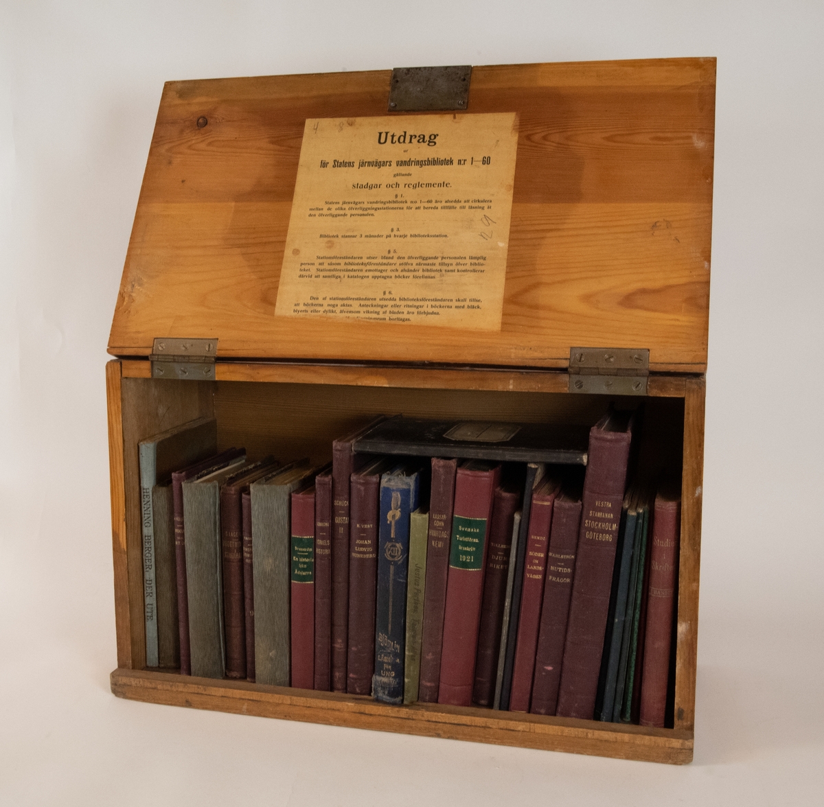 SJ vandringsbibliotek No 50, i trälåda med lock. I locket står ett utdrag ur stadgar och reglemente för SJ:s vandringsbibliotek. Med förteckning över innehållet. Lådan är låsbar och nyckel finns. På nyckelbrickan står det "VANDRINGSBIBLIOTEKET No 50".

Lådan innehåller följande boktitlar:
1, 86 Clark Street. 2, Briggen Molly. 3, Nyckeln till mitt lif. 4, Djungelboken. 5, Drottningen i Kungshälla. 6, Dramatiska arbeten del 9. 7, En Fransk ädling. 8, En historia från Ådalarne. 9, Israels historia. 10, Gustav III. 11, J L Runeberg. 12, Karl XII. 13, saknas. 14, Geografisk handatlas. 15, Vardagskemi. 16, Turistfören. årsskrift 1921. 17, Djurriket. 18, Måttlighet och absolutism. 19, Om brottsliga och försummade barn. 20,
Söder om landsvägen. 21, Nutidsfrågor. 22, Vestra Stambanan. 23, Ur de Djurfångande växternas lif. 24, Vår kropps egna skyddsmedel mot bakterier. 25, Den stora franska revolutionen. 26, Ferdinand Magellan och Den Första
Världsomseglingen. 27, Om Kalevala. 28, Den Gudomliga tidsåldersplanen